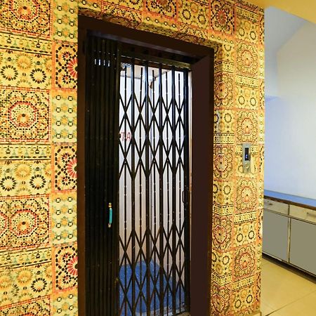 Hotel O Crystal Ахмедабад Екстериор снимка