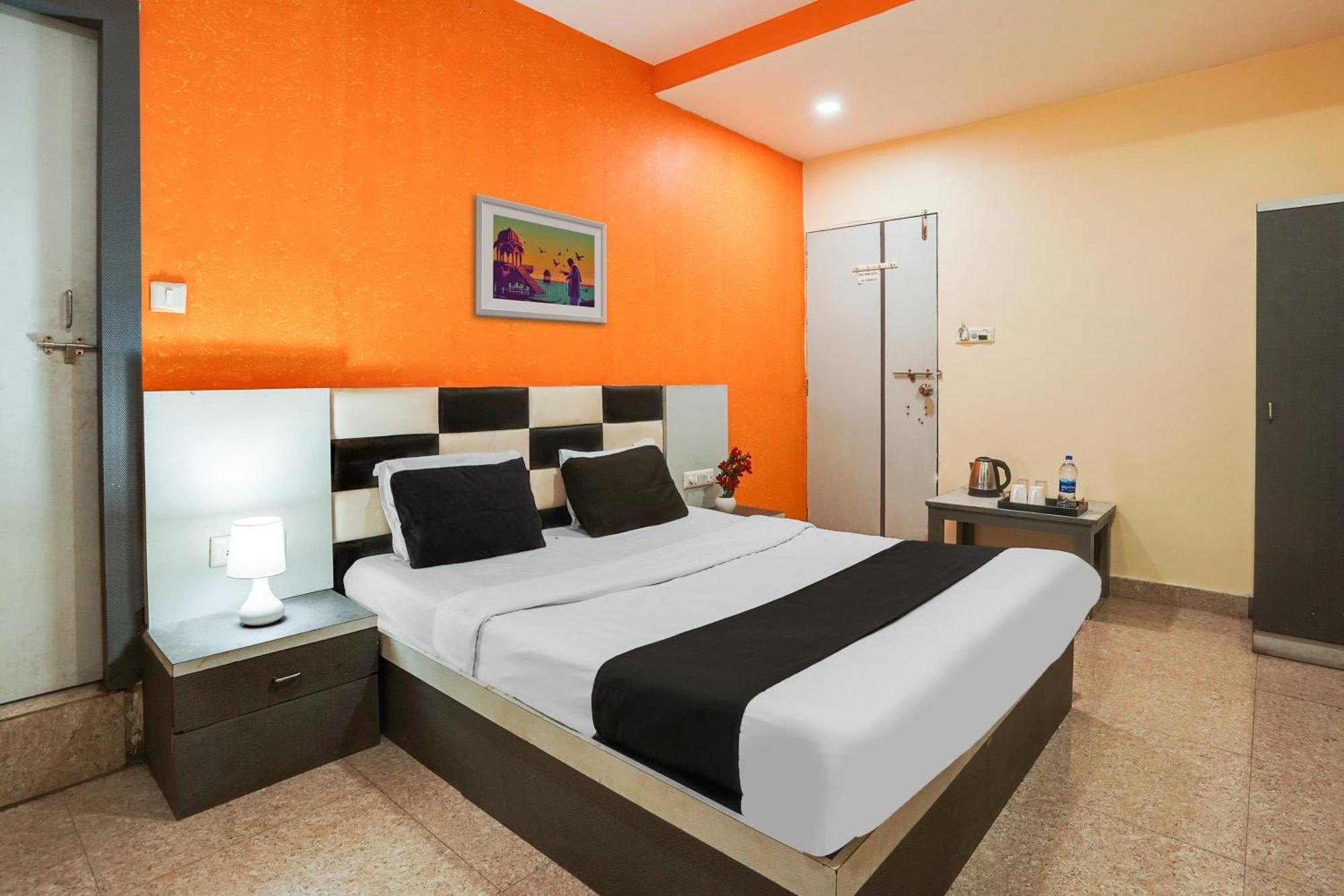 Hotel O Crystal Ахмедабад Екстериор снимка