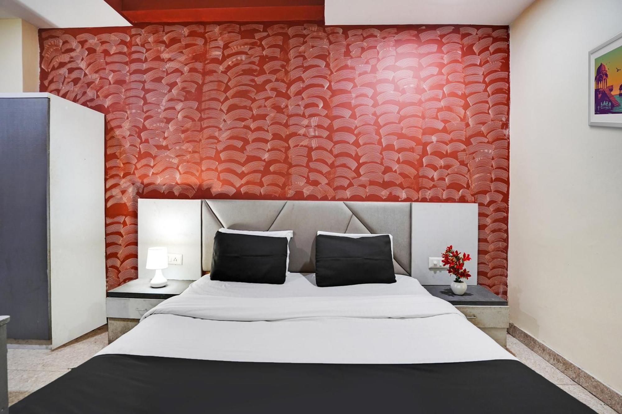 Hotel O Crystal Ахмедабад Екстериор снимка
