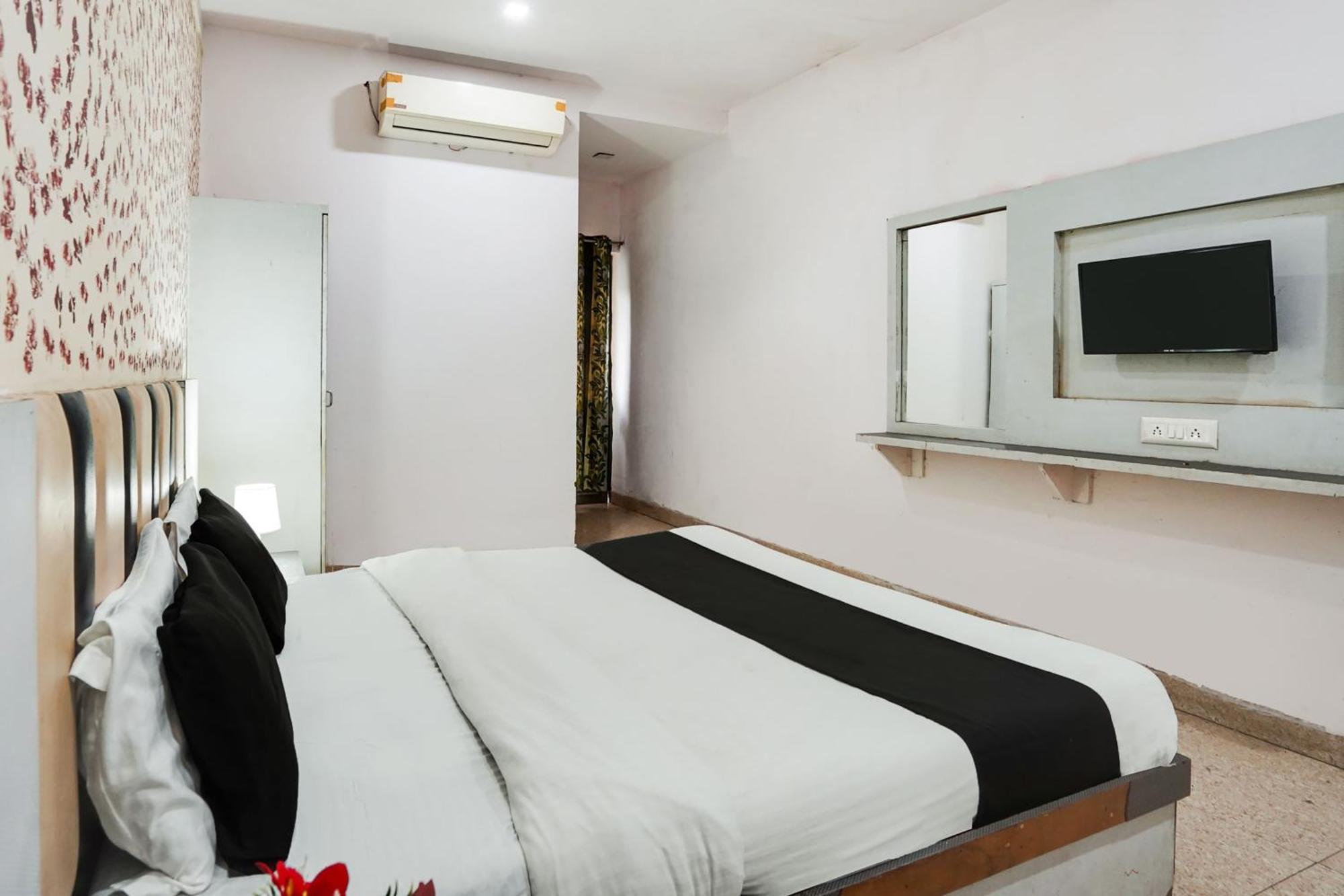 Hotel O Crystal Ахмедабад Екстериор снимка