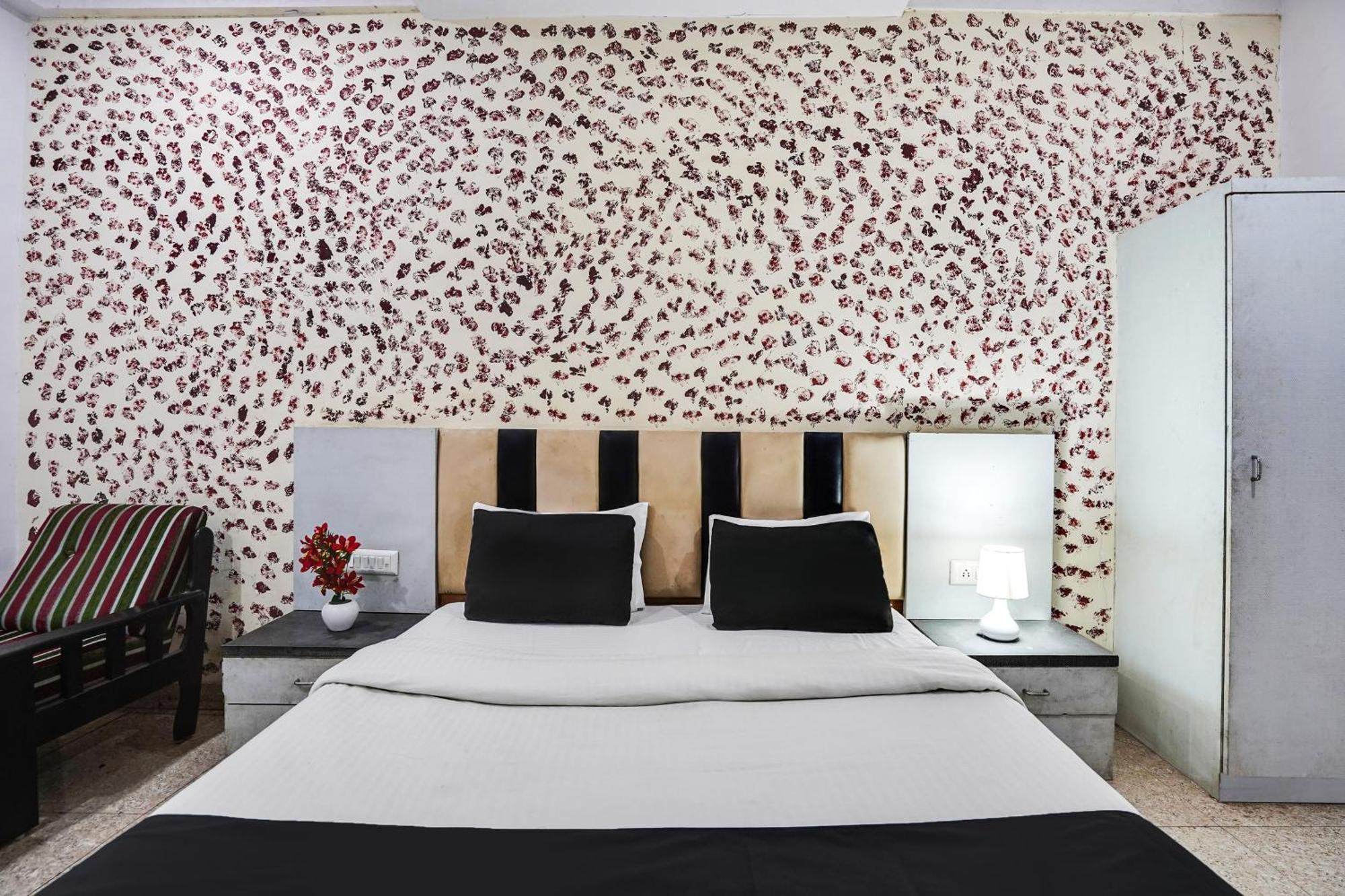 Hotel O Crystal Ахмедабад Екстериор снимка
