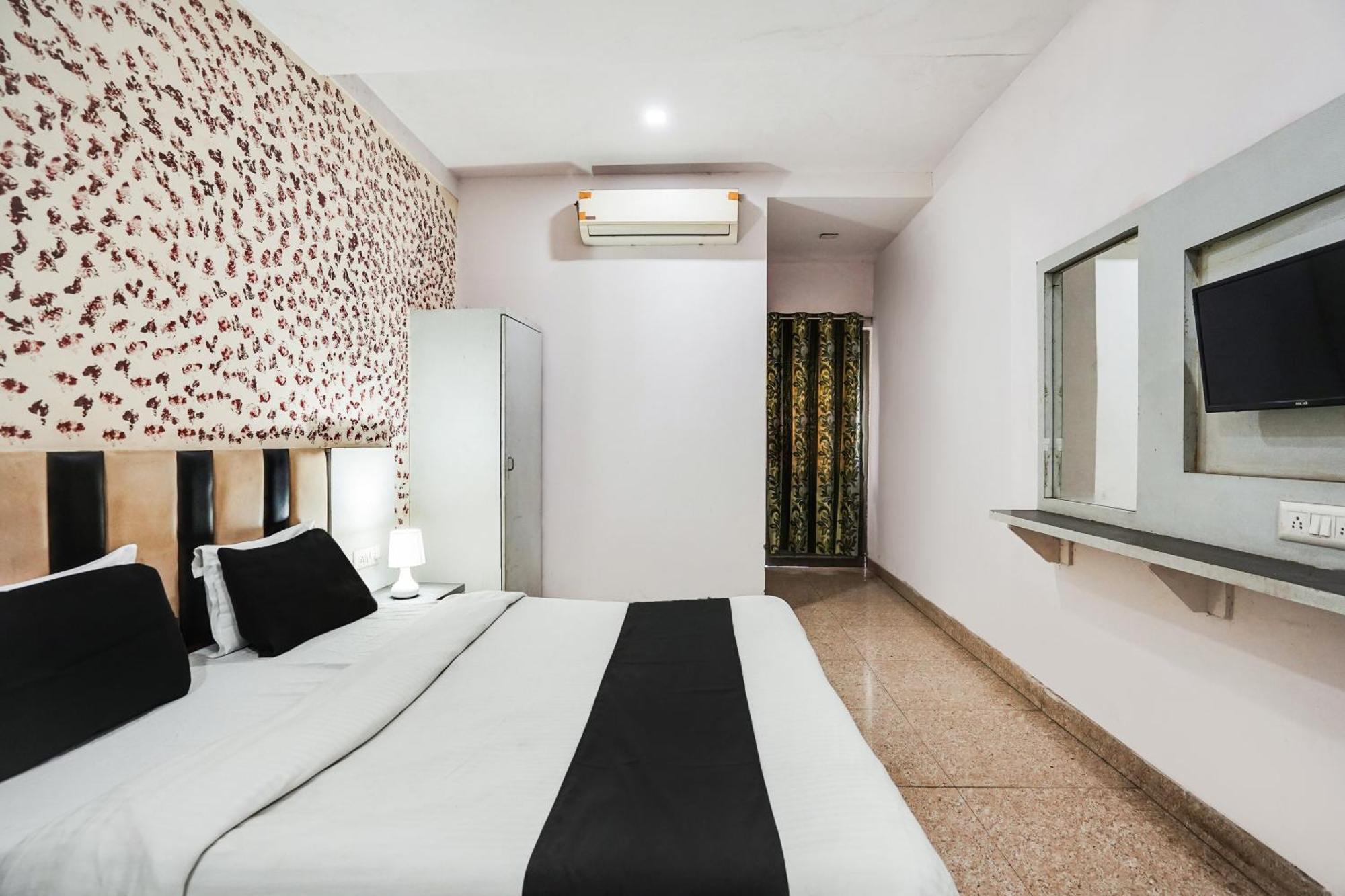 Hotel O Crystal Ахмедабад Екстериор снимка