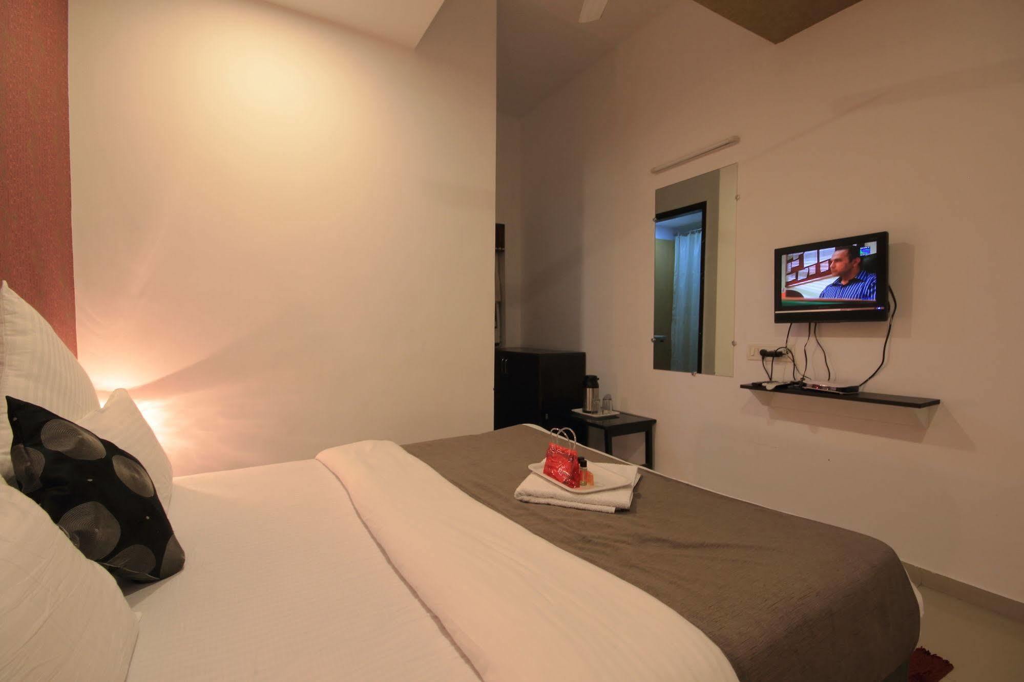 Hotel O Crystal Ахмедабад Екстериор снимка